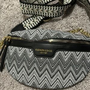 Fashion & Bags Black and White Chevron Crossbody